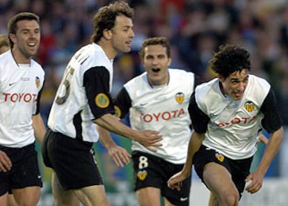 El centrocampista del Valencia Vicente Rodríguez (dcha.), junto a varios compañeros, celebra su gol frente al Olympique.