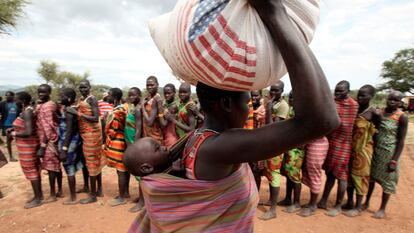 Una mujer dandinga transporta comida donada por el Programa Mundial de Alimentos en la localidad de Lauro, Sudán del Sur.