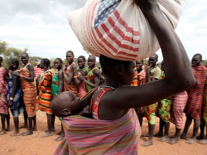 Una mujer dandinga transporta comida donada por el Programa Mundial de Alimentos en la localidad de Lauro, Sudán del Sur.