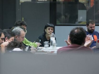La diputada Anna Gabriel, al fondo de la mesa, durante la reunión el Secretariado Nacional de la CUP.