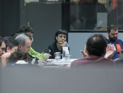 La diputada Anna Gabriel, al fons de la taula, durant la reunió del secretariat nacional de la CUP.