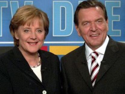 El canciller alemán, Gerhard Schröder, y la candidata democristiana Angela Merkel, se enfrentan en un debate televisado en la campaña de 2005.
