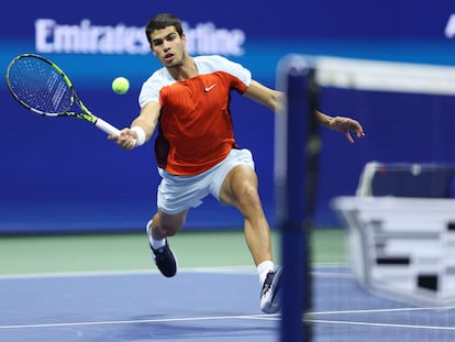 Alcaraz volea durante la final contra Ruud en Nueva York.