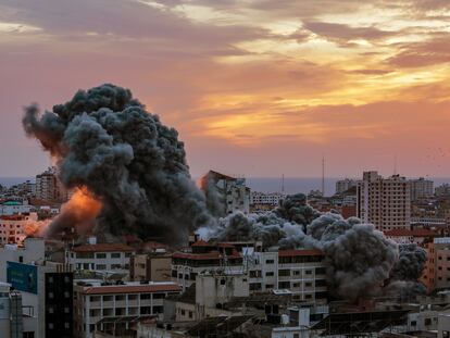 Smoke rises after Israeli warplanes targeted the Palestine tower in Gaza City, 07 October 2023.