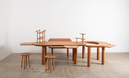 El proyecto organizado por el American Hardwood Export Council retaba a grandes diseñadores internacionales a crear una mesa para adaptarse a los nuevos hogares “multifunción”. En la imagen, la creación de Jaime Hayón que puede verse en la exposición 'Connected' hasta el 14 de marzo en el Teatro Fernán Gómez.