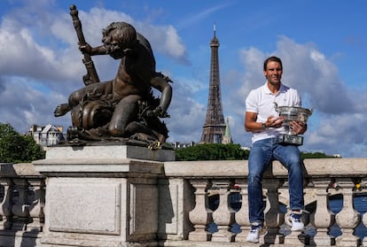 Rafael Nadal posaba este lunes con su trofeo en el puente Alejandro III, en París, tras ganar el torneo de Roland Garros. 