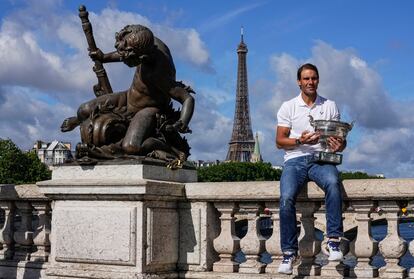 Rafael Nadal posaba este lunes con su trofeo en el puente Alejandro III, en París, tras ganar el torneo de Roland Garros. 