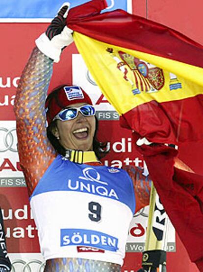 María José Rienda ondea una bandera española.