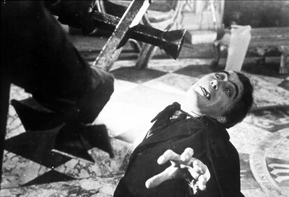 Christopher Lee en una escena de 'Drácula' (1958).