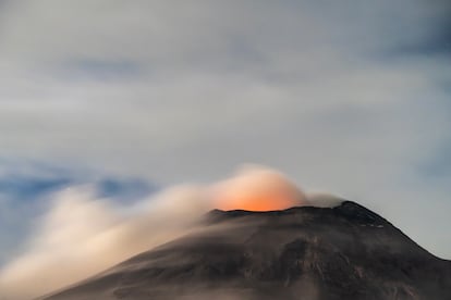 Vista del volcán Popocatépetl la madrugada del 28 de marzo 2024.