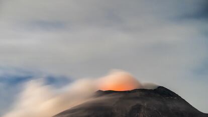 Vista del volcán Popocatépetl la madrugada del 28 de marzo 2024.