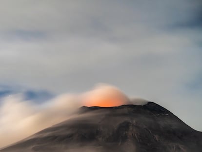 Vista del volcán Popocatépetl la madrugada del 28 de marzo 2024.