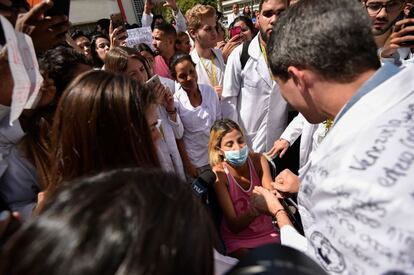 Durante las protestas, Guaidó ha sido interrumpido por una de las enfermas del hospital que lo saludó desde su silla de ruedas y le comentó que estuvo dos meses de centro médico en centro médico para ser atendida de una malaria "que se le complicó". "Aquí han trabajado con las uñas para salvarme", comentó a Guaidó.