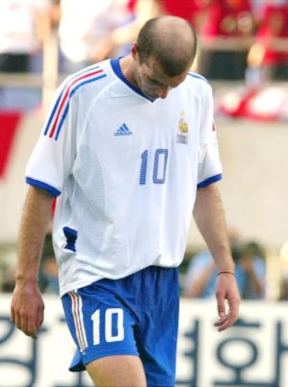 Zidane, cabizbajo tras caer Francia eliminada en 2002
