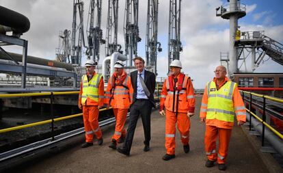 Jim Ratcliffe CEO de INEOS en una planta de Edimburgo en 2016.