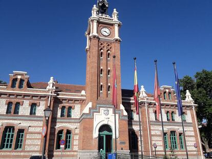 La fachada del distrito de Arganzuela, este martes.