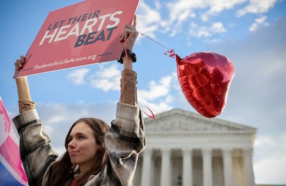 activista anti aborto afuera del Tribunal Supremo en Washington.