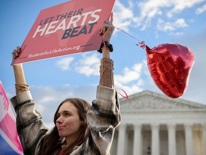 activista anti aborto afuera del Tribunal Supremo en Washington.