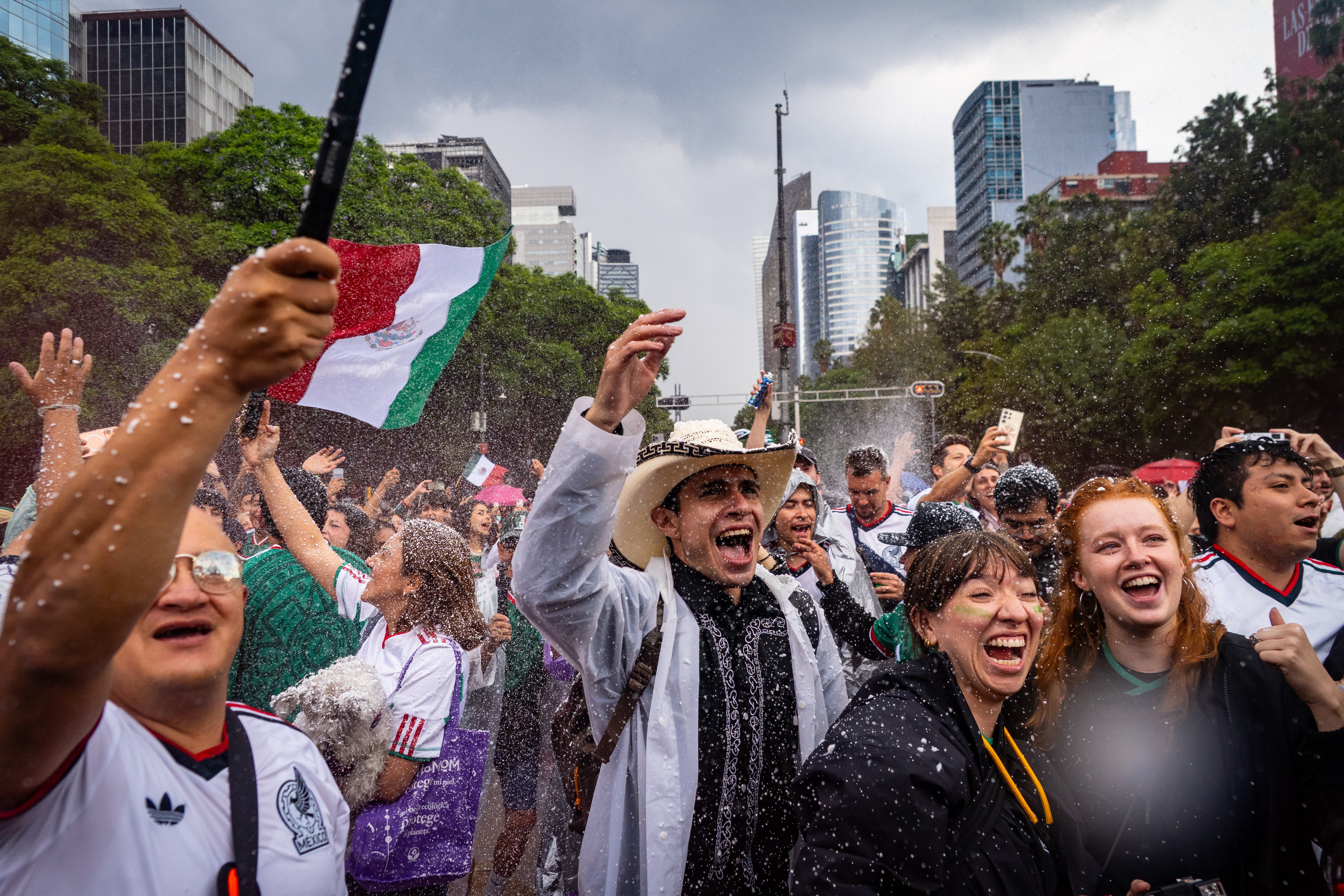 Aficionados durante los festejos en el Ángel de la Independencia, en Ciudad de México, este jueves.