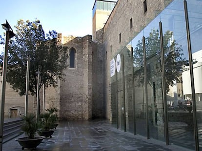 Façana del convent dels Àngels al costat del qual està previst construir el nou edifici on s'ampliarà el Macba.