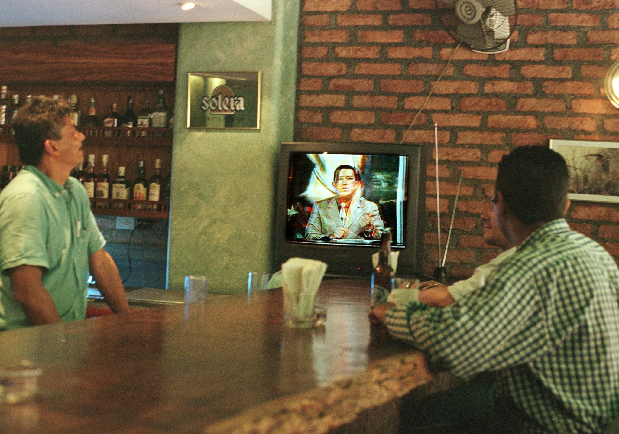 ‘La oscuridad no llegó sola’: una radiografía de los primeros años del chavismo en el poder