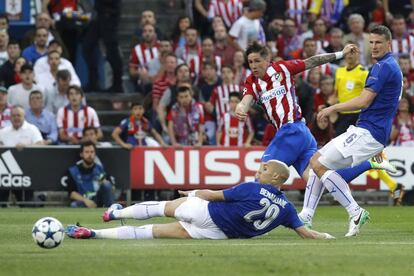 El delantero del Atlético de Madrid, Fernando Torres (c), intenta un lanzamiento ante los jugadores del Leicester Yohan Benalouane y Robert Huth (d).