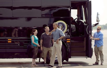 El presidente de EE UU, a las puertas del autobús que le traslada en la campaña de dos días por los estado de Ohio y Pennsilvania.