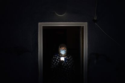 Naima posando con una linterna en la puerta de su casa del sector 5. En esa zona de La Cañada sufrían cortes intermitentes de la corriente eléctrica. Alrededor de la casa estaba todo lleno de hielo y nieve de la borrasca 
