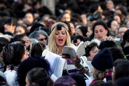 Integrantes de la organización feminista Mujeres del Muro rezan este viernes mientras se reúnen con motivo del mes de Rosh Hodesh (nuevo mes judío) en la sección de mujeres del Muro de las Lamentaciones, el lugar más sagrado del judaísmo, en la Ciudad Vieja de Jerusalén (Israel). Mujeres del Muro mantiene una batalla legal contra el Gobierno israelí y el rabino del Muro, Shmuel Rabinowitz, para que les permitan realizar la oración en la sección de mujeres con un rollo de la Torá (Sefer Torah), filacteria o tefilín (objeto de rezo judío) y kipá, costumbres que según la tradición judía están reservadas para los hombres.