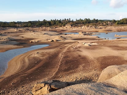 Aspecto que presenta el embalse de Lindoso (Ourense) estos días.