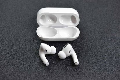 AirPods con su funda