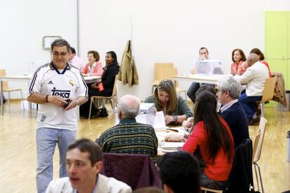 Un votante, con una camiseta del Real Madrid, en un céntrico colegio de la capital.