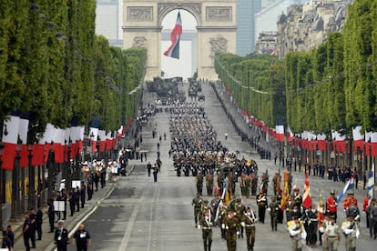 Este año, el tradicional desfile en París pone su acento en la cooperación militar europea, caballo de batalla del presidente francés. En la imagen, desfile militar por los Campos Elíseos de París, este domingo.