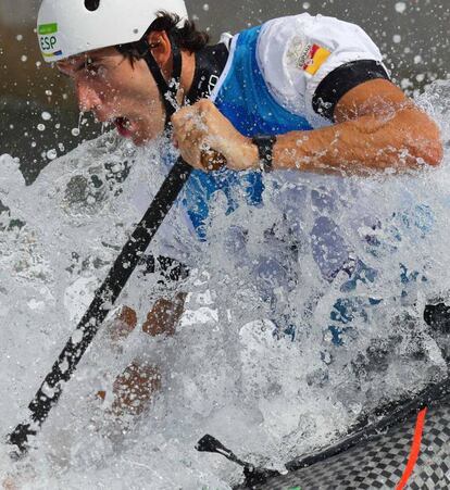 El español Ander Elosegi durante la prueba de slalom con canoa.