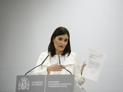 La ministra de Sanidad, Carmen Montón, eneña un documento relacionado con su máster bajo sospecha.