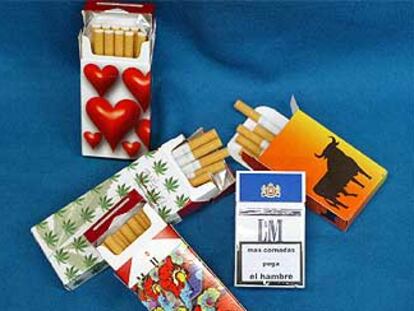 Cajetillas de cigarrillos con pitilleras de cartón y etiquetas con leyendas para tapar las advertencias contra el tabaco.