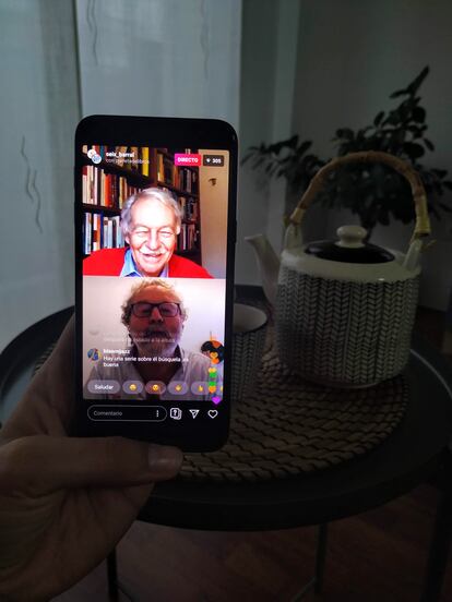 Eduardo Mendoza y John Carlin, en un momento de su directo en Instagram.