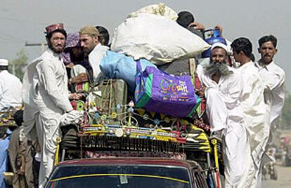 Un grupo de refugiados afganos a su llegada hoy al campo de Jalozai, a 15 kilómetros de Peshawar (Pakistán).