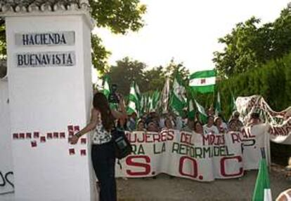 Los jornaleros se manifiestan a la puerta de la finca ocupada.