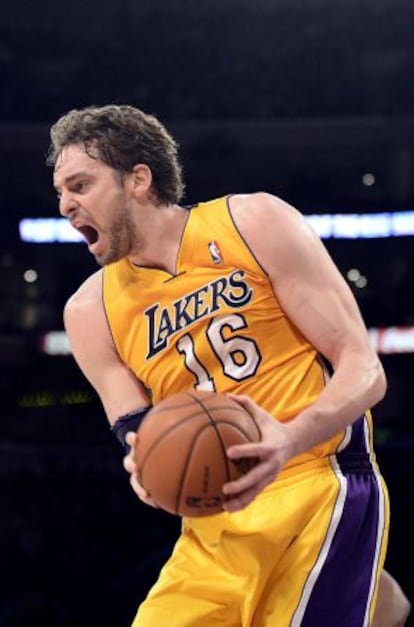 Gasol captura un rebote ante Charlotte. 