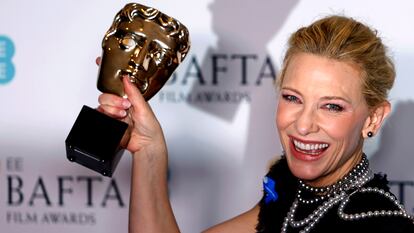 Cate Blanchett, con su premio Bafta a la mejor actriz protagonista por la película 'Tár'.