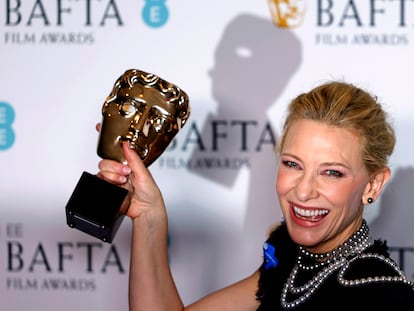 Cate Blanchett, con su premio Bafta a la mejor actriz protagonista por la película 'Tár'.