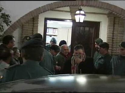 El alcalde de Alcaucín salió del Consistorio entre aplausos y vítores