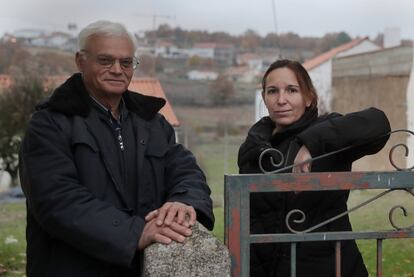 Luis Augusto Lucas es el presidente de la 'junta de freguesia' (concejo vecinal) de São Martinho de Angueira. Teresa María Martinez Fernandes, su tesorera. Hay pocos jóvenes en el pueblo; menos niños aún. "Vamos mucho a comprar a Alcañices", cuentan. "Está más cerca que otras ciudades portuguesas".