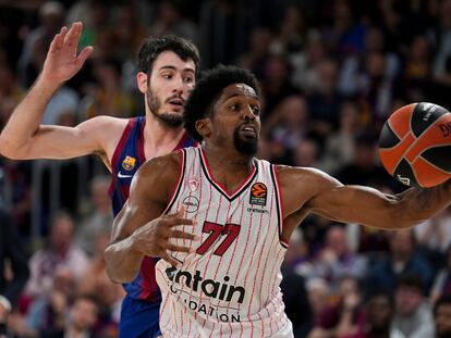 Shaquielle McKissic (d) juega un balón ante Álex Abrines, durante el partido entre el FC Barcelona y el Olympiakos.