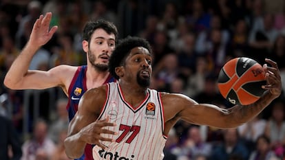 Shaquielle McKissic (d) juega un balón ante Álex Abrines, durante el partido entre el FC Barcelona y el Olympiakos.