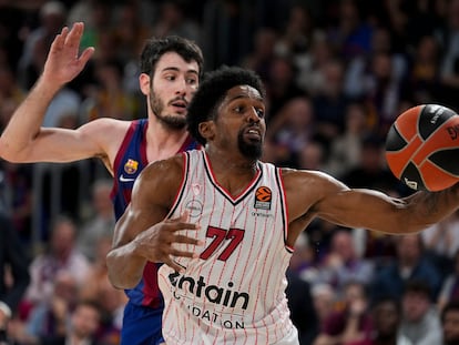 Shaquielle McKissic (d) juega un balón ante Álex Abrines, durante el partido entre el FC Barcelona y el Olympiakos.