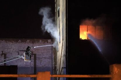 El fuego comenzó poco antes de las nueve de la noche en la nave, situada en la calle de Guifré de la localidad barcelonesa. Para evitar las llamas, varias personas subieron al tejado del edificio, de cuatro plantas, y algunas llegaron a saltar al vacío para escapar, según explicaron fuentes policiales.