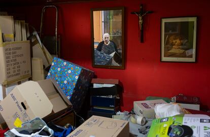 Blanca, una mujer de 78 años que se enfrenta a una orden de desahucio tras vivir en su casa 55 años, retratada entre sus pertenencias en el barrio Gòtic de Barcelona, el 22 de noviembre. 