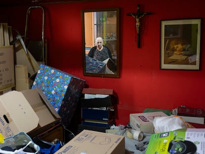 Blanca, en la casa donde ha sido desahuciada, en el número 6 de la calle Boters, en el barrio Gótico de Barcelona.